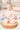 Baby spielt auf Decke