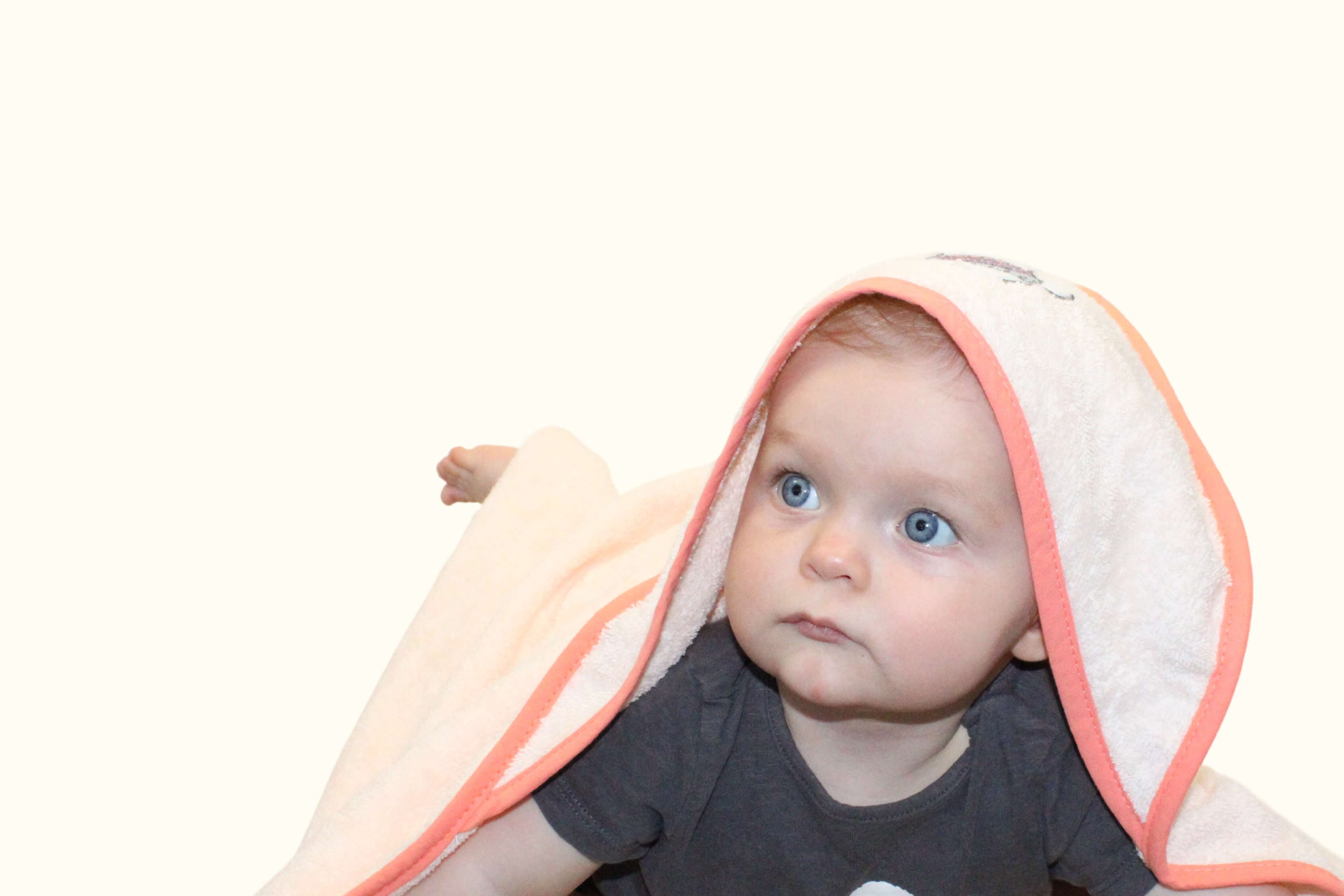 Baby mit Handtuch und Kapuze